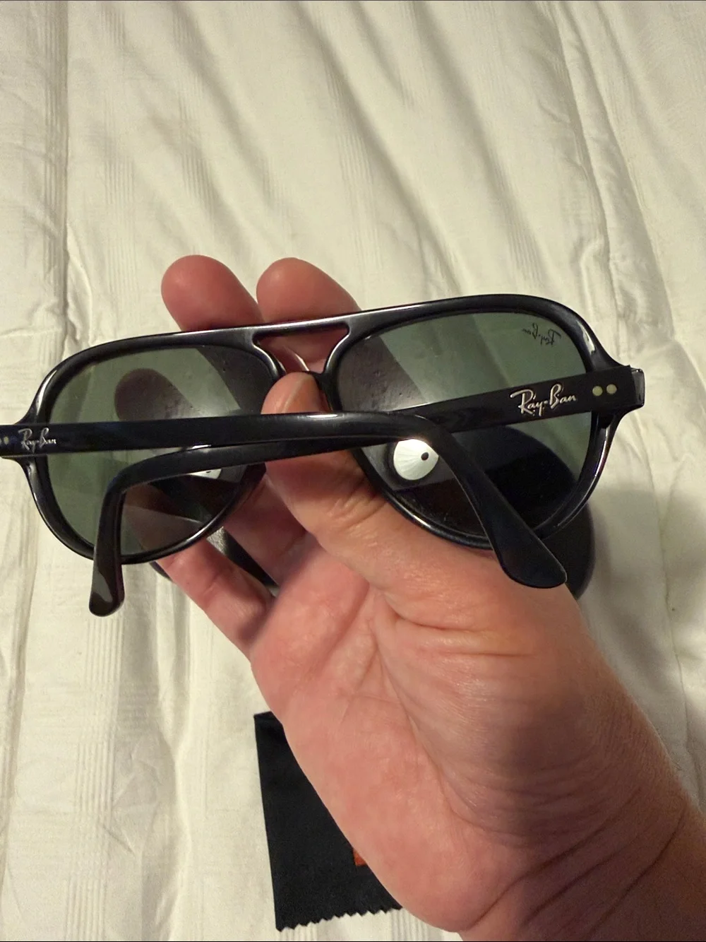 Ray-Ban Black Aviator Cats 5000 Sunglasses with Dark Green Lenses and Black Case